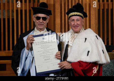 Université Federico II de Naples, le ténor Andrea Bocelli reçoit un diplôme honorifique en gestion des services et politiques sociaux grâce à sa fondation qui porte son nom, en présence de son épouse Veronica Berti. Banque D'Images