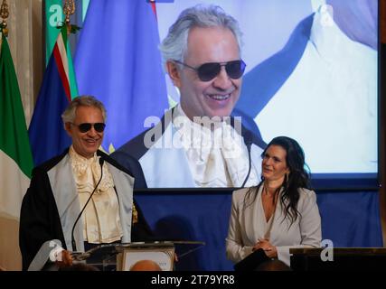 Naples, Italie. 14 novembre 2023. Université Federico II de Naples, le ténor Andrea Bocelli reçoit un diplôme honorifique en gestion des services et politiques sociaux grâce à sa fondation qui porte son nom, en présence de son épouse Veronica Berti. Crédit : Agence photo indépendante/Alamy Live News Banque D'Images