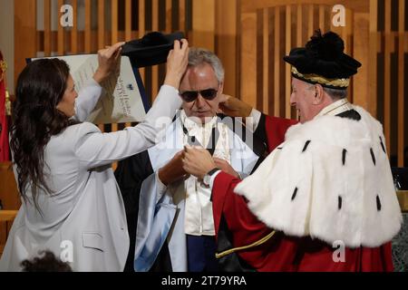 Université Federico II de Naples, le ténor Andrea Bocelli reçoit un diplôme honorifique en gestion des services et politiques sociaux grâce à sa fondation qui porte son nom, en présence de son épouse Veronica Berti. Banque D'Images