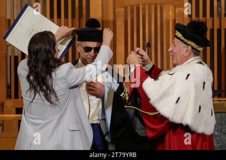 Naples, Italie. 14 novembre 2023. Université Federico II de Naples, le ténor Andrea Bocelli reçoit un diplôme honorifique en gestion des services et politiques sociaux grâce à sa fondation qui porte son nom, en présence de son épouse Veronica Berti. Crédit : Agence photo indépendante/Alamy Live News Banque D'Images