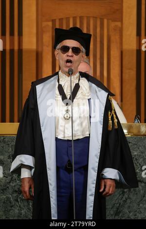 Naples, Italie. 14 novembre 2023. Université Federico II de Naples, le ténor Andrea Bocelli reçoit un diplôme honorifique en gestion des services et politiques sociaux grâce à sa fondation qui porte son nom, en présence de son épouse Veronica Berti. Crédit : Agence photo indépendante/Alamy Live News Banque D'Images