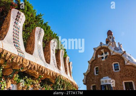 Park Güell (catalan : Parc Güell est un système de parc privatisé composé de jardins et d'éléments architecturaux locat Banque D'Images