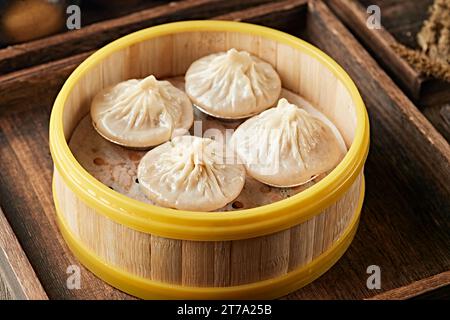 Xiaolongbao, boulettes cuites à la vapeur, Tangbao (petit pain à soupe) dans le cuiseur vapeur Banque D'Images