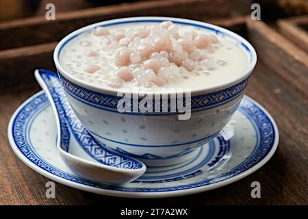 Dessert Hongkong Un bol de crème de sagou sucrée avec de la mangue et du lait de coco Banque D'Images