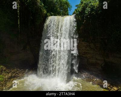 Belle cascade dans la forêt les chutes Hikong Alo. Lac Sebu. Mindanao, Philippines. Banque D'Images