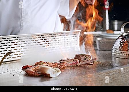 Teppanyaki， cuisson du steak en dés sur une plaque chauffante en fer Banque D'Images