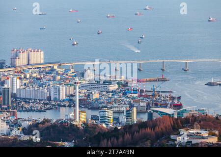 Busan, Corée du Sud - 13 mars 2018 : les cargos sont ancrés devant la ville de Busan, photo aérienne côtière prise en journée Banque D'Images