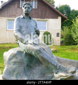 Statue en bronze d'un écrivain, humoriste, satiriste tchèque Jaroslav Hasek dans le village de Lipnice nad Sazavou, République tchèque, 27 septembre 2023, où il spen Banque D'Images