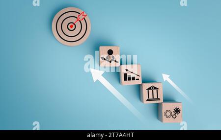 Bois circulaire avec des icônes cibles imprimées et des symboles commerciaux sur fond blanc, objectifs commerciaux et concept d'objectifs, concurrence commerciale. Banque D'Images