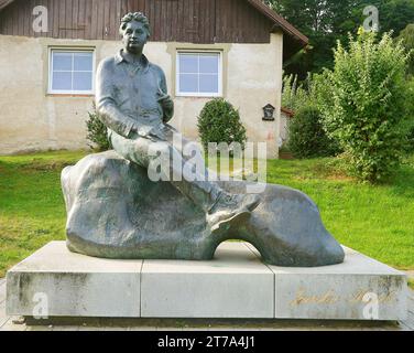 Statue en bronze d'un écrivain, humoriste, satiriste tchèque Jaroslav Hasek dans le village de Lipnice nad Sazavou, République tchèque, 27 septembre 2023, où il spen Banque D'Images