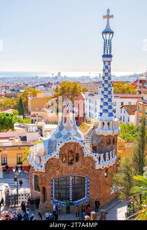 Park Güell (catalan : Parc Güell est un système de parc privatisé composé de jardins et d'éléments architecturaux locat Banque D'Images