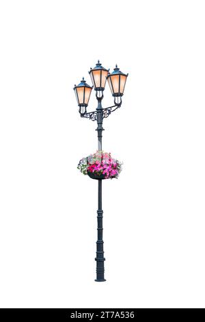 lampadaire vintage avec fleurs de pétunia isolé sur fond blanc Banque D'Images