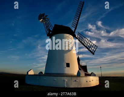 Une vue du célèbre moulin à vent sur Lytham Green, Lytham St Annes, Lancashire, Royaume-Uni, Europe Banque D'Images