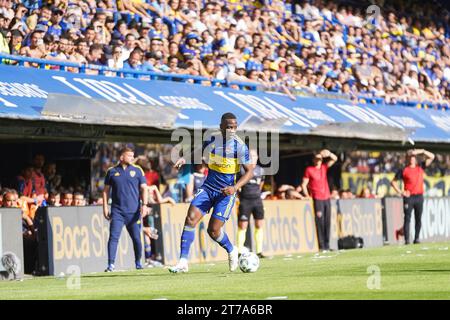 Luis Advincula de Boca Juniors lors du match de Liga Argentina entre CA Boca Juniors et Newell’s joué au stade la Bombonera le 12 novembre 2023 à Buenos Aires, Espagne. (Photo Santiago Joel Abdala / PRESSINPHOTO) Banque D'Images