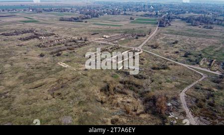 Les ruines d'une ferme d'élevage, vue aérienne. Des abris pour animaux détruits. Banque D'Images