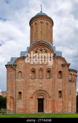 L'église Pyatnitskaya, un bâtiment en briques rouges couronné d'un dôme et d'une croix, debout sur fond d'un ciel clair et sans limites, incarnant t Banque D'Images