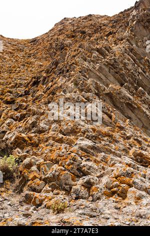 Assemblage par colonnes de la roche volcanique d'andesita. Plage de Monsul, Cabo de Gata, Almeria, Andalousie, Espagne. Banque D'Images