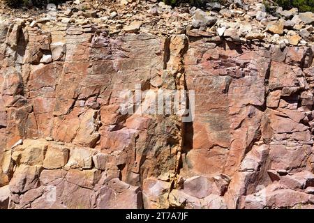 Calcaire avec oxyde de fer et joints. Cette photo a été prise à Bordón, Teruel, Aragón, Espagne. Banque D'Images