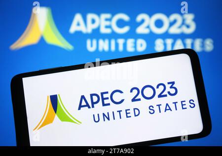 Dans cette illustration photo, le logo APEC 2023 United States est vu sur un smartphone et sur un écran de pc. Banque D'Images