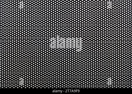 Texture de maille noire métallique avec des trous ronds sur un fond blanc. Fond en maille perforée métallique Banque D'Images