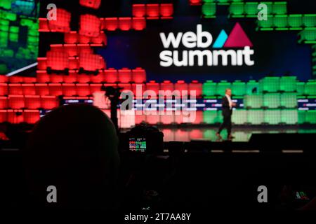 Carlos Moedas, maire de la ville de Lisbonne, s'adresse au public lors de la soirée d'ouverture du Web Summit 2023 à Lisbonne. (Photo Bruno de Carvalho / SOPA Images/Sipa USA) Banque D'Images