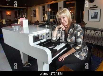 L'actrice Beverley Callard de Coronation Street dans son nouveau pub The Gallery à Halebarns, Manchester, 2007. Banque D'Images