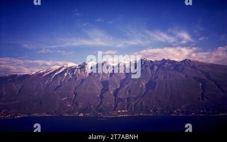 Hiver sur Monte Baldo vu depuis les vallées de Tremosine. Banque D'Images