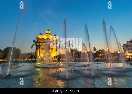 Vientiane Laos, coucher de soleil sur la ville de Patuxai (Patuxay) et fontaine le plus célèbre point de repère de Vientiane Banque D'Images