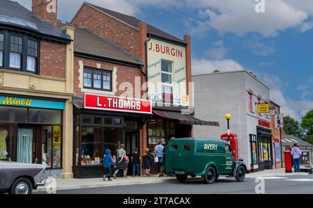 Boutiques traditionnelles de High Street des années 1940 des années 1950 au Black Country Living Museum, Dudley, West Midlands, Angleterre, Royaume-Uni Banque D'Images