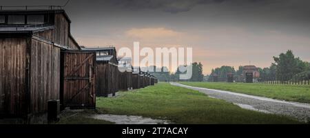 Brzezinka, Pologne - 17 juillet 2023 : ancienne caserne au Mémorial et musée Auschwitz-Birkena. Ancien camp de concentration et d'extermination nazi de Germani en Pologne Banque D'Images