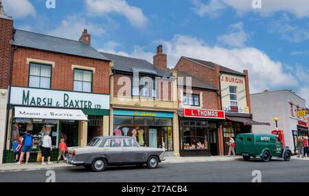 Boutiques traditionnelles de High Street des années 1940 des années 1950 au Black Country Living Museum, Dudley, West Midlands, Angleterre, Royaume-Uni Banque D'Images