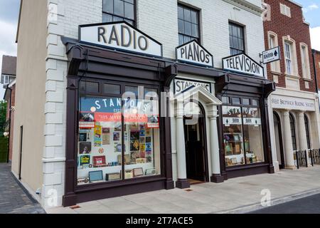 Boutiques traditionnelles de High Street des années 1940 des années 1950 au Black Country Living Museum, Dudley, West Midlands, Angleterre, Royaume-Uni Banque D'Images