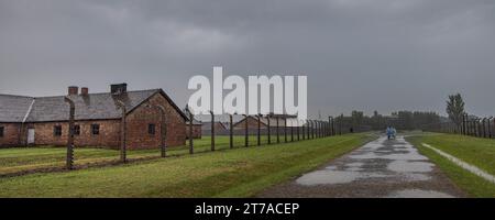 Brzezinka, Pologne - 17 juillet 2023 : ancienne caserne au Mémorial et musée Auschwitz-Birkena. Ancien camp de concentration et d'extermination nazi de Germani en Pologne Banque D'Images