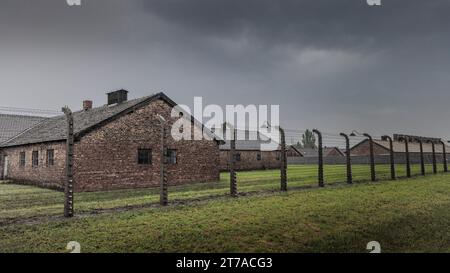 Brzezinka, Pologne - 17 juillet 2023 : ancienne caserne au Mémorial et musée Auschwitz-Birkena. Ancien camp de concentration et d'extermination nazi de Germani en Pologne Banque D'Images