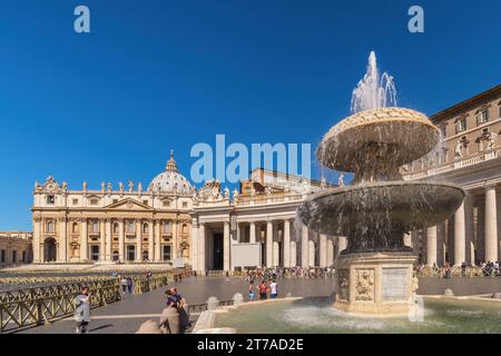 Rome, Vatican, Italie - 21 juin 2015 : Rome Vatican Italie architecture à St. Dôme de la basilique de Pierre avec quelques touristes Banque D'Images