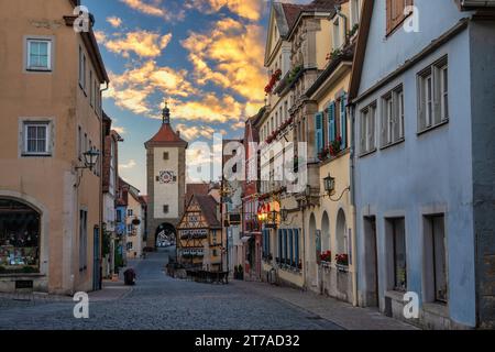 Rothenburg ob der Tauber Allemagne, horizon de la ville de lever du soleil à Plonlein la ville sur la route romantique de l'Allemagne Banque D'Images