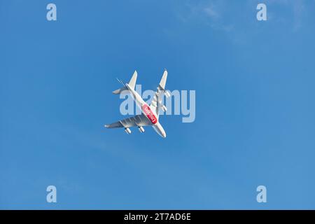 Emirates Airbus A380 contre un ciel bleu. Banque D'Images