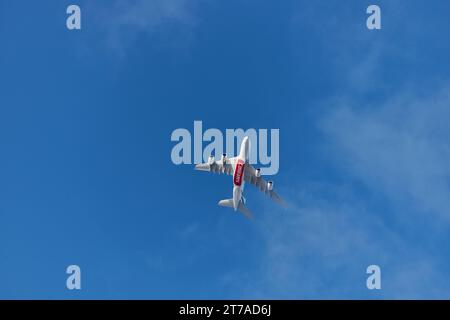 Emirates Airbus A380 contre un ciel bleu. Banque D'Images