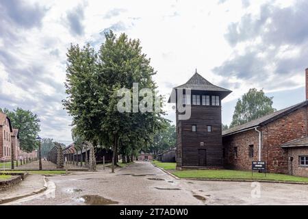 Oswiecim, Pologne - 17 juillet 2023 : Mémorial de la tour de guet et musée Auschwitz-Birkena. Ancien camp de concentration et d'extermination nazi de Germani en Pologne Banque D'Images