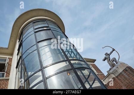 East Finchley, station de métro classée de grade 2 sur la ligne Nord conçue par Charles Holden avec la statue Archer d'Eric Aumonier Banque D'Images