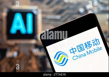 Chine. 3 novembre 2023. Dans cette illustration photo, le logo de la société de télécommunications chinoise China Mobile, appartenant à l'État, est affiché sur un smartphone avec une puce d'intelligence artificielle (IA) et un symbole en arrière-plan. (Image de crédit : © Budrul Chukrut/SOPA Images via ZUMA Press Wire) USAGE ÉDITORIAL UNIQUEMENT! Non destiné à UN USAGE commercial ! Banque D'Images