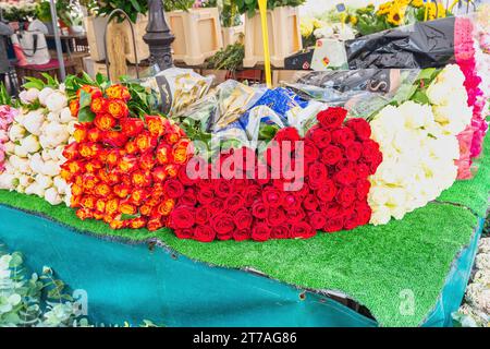 Paris, France - 4 mai 2017 : magasin de fleurs fraîches au marché d'Aligre à Paris Banque D'Images