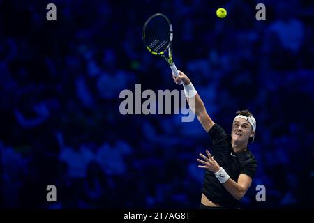 Turin, Italie. 14 novembre 2023. Holger Rune, du Danemark, en action lors du match simple du tournoi à la ronde contre Stefanos Tsitsipas, de Grèce, pendant la troisième journée des finales Nitto ATP. Crédit : Nicolò Campo/Alamy Live News Banque D'Images