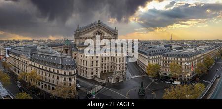 Paris, France - 11 14 2023 : Boulevard Haussmann. Vue panoramique sur Paris depuis les toits des Galeries Lafayette Haussmann à noël Banque D'Images