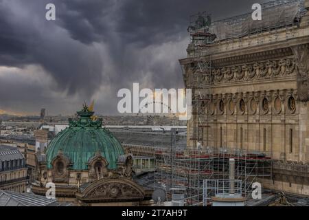 Paris, France - 11 14 2023 : Boulevard Haussmann. Vue panoramique sur Paris depuis les toits des Galeries Lafayette Haussmann à noël Banque D'Images