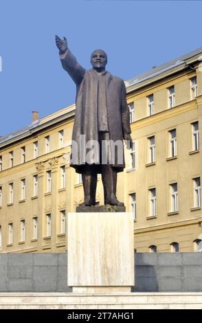 BUDAPEST, HONGRIE-13 JUILLET 1972 : très rare statue de Lénine dans une banlieue de la ville. Absent au parc Momento. Banque D'Images