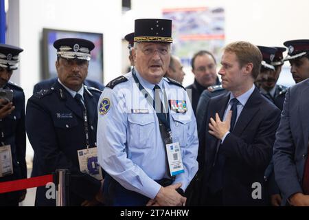 Villepinte, France. 14 novembre 2023. Directeur général de la Gendarmerie nationale française, le Lieutenant-général Christian Rodriguez visite le salon international de la sécurité intérieure Milipol, au Parc des expositions de Villepinte, Paris surbubs, le 14 novembre 2023. Photo de Raphael Lafargue/ABACAPRESS.COM crédit : Abaca Press/Alamy Live News Banque D'Images