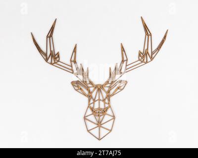 Sculpture géométrique de tête de cerf en bois découpé au laser sur un fond blanc. Banque D'Images