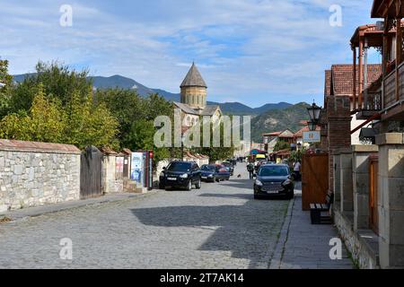 Mtskheta, Géorgie - 9 octobre 2023 : touristes dans la rue de la vieille ville de Mtskheta près de la cathédrale de Svetitskhoveli Banque D'Images