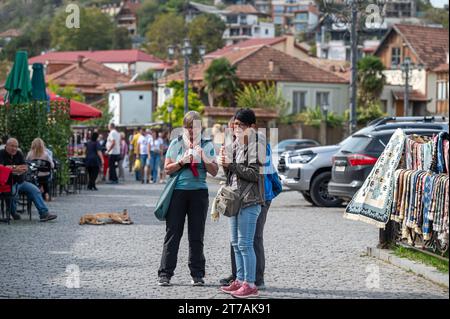 Mtskheta, Géorgie - 9 octobre 2023 : touristes dans la rue de la vieille ville de Mtskheta Banque D'Images